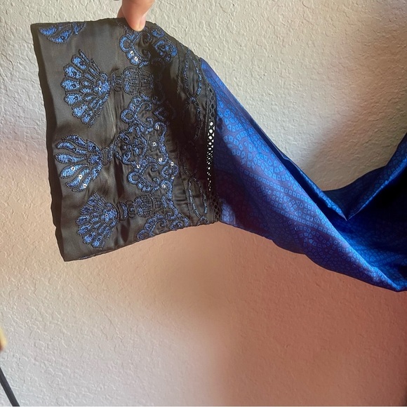 Elegant Blue and Black Lace Tunic - Picture 3 of 10